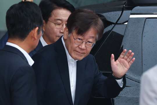 이재명 더불어민주당 대표가 26일 오전 서울 중랑구 녹색병원에서 구속 전 피의자 심문(영장실질심사) 출석을 위해 서울중앙지방법원으로 출발하며 지지자들에게 손을 흔들고 있다.<연합뉴스>